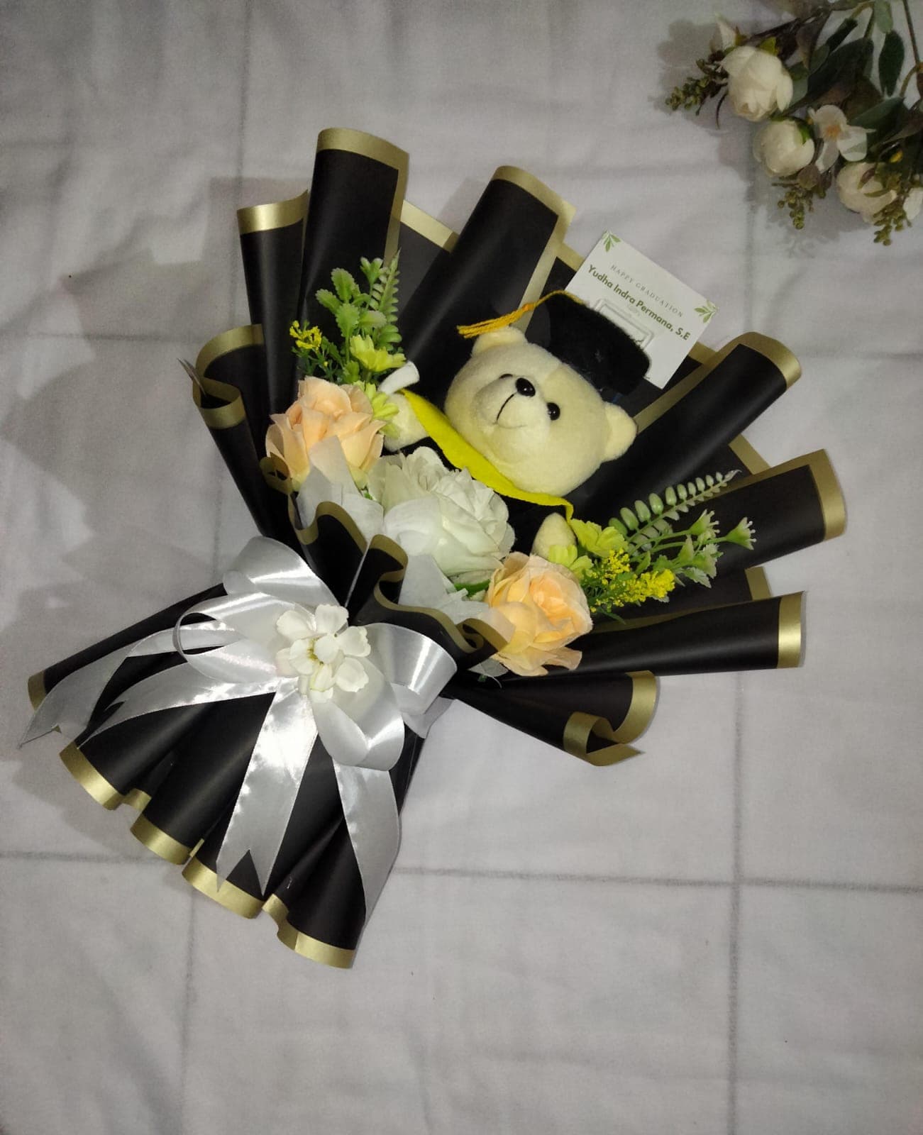Buket Bunga Artifisial dan Boneka